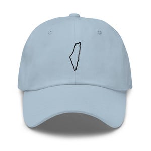 Può includere: Cappellino da baseball azzurro con un contorno nero di un paese sul davanti. Il cappellino ha una visiera curva e un bottone sulla parte superiore. Il cappello è realizzato in un materiale morbido ed è adatto per l'abbigliamento casual.