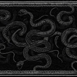 Bonnet brodé Méduse Serpent | Bonnet à large rectangle avec écusson serpent | Bonnet à revers noir ton sur ton
