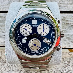 Orologio da uomo vintage Swatch Irony Chrono Mesmeric YCS412G - Quadrante blu, cassa e bracciale in acciaio inossidabile pesante e grande