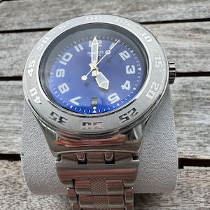 Orologio da uomo vintage Swatch Irony Sea Power YNS410G 44 m - Quadrante blu, cassa e bracciale in acciaio inossidabile pesante e grande