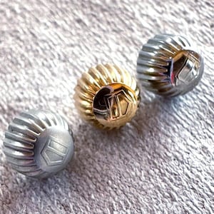 Può includere: Una tazza di ceramica bianca con manico nero e la scritta "But First, Coffee" in stile scritto a mano. La tazza è su una superficie bianca. La tazza è alta 10 cm.