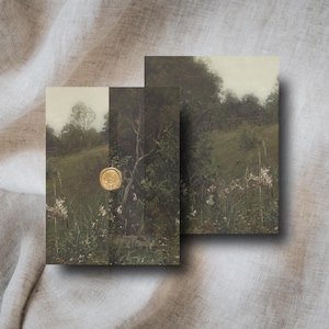 Peut inclure: Deux cartes rectangulaires avec une peinture de paysage vintage, représentant un champ herbeux, des arbres et une clôture au loin. Un sceau de cire doré est apposé sur la carte avant. Les cartes sont posées sur un fond en lin neutre.