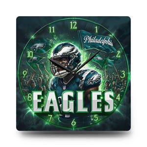 Pode incluir: Relógio de parede quadrado com um jogador de futebol americano em uniforme verde e branco, com a palavra "EAGLES" em letras brancas grandes. O mostrador do relógio tem um design verde e branco com o logotipo da equipa e a palavra "Philadelphia".