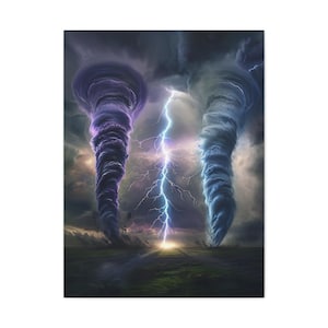 Può includere: Stampa su tela raffigurante una drammatica scena meteorologica. Due grandi tornado, uno viola e uno blu, dominano l'immagine. Un fulmine brillante colpisce tra di loro, illuminando il cielo scuro e tempestoso e il paesaggio verde sottostante.