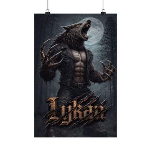 Puede incluir: Póster de un hombre lobo rugiente, vestido con una chaqueta de cuero negra y vaqueros. La imagen incluye la palabra "Lykan" en una fuente estilizada, con una luna llena y un fondo de bosque.