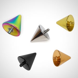 Puede incluir: Cinco piezas de joyería metálicas en forma de cono de varios colores: iridiscente, plateado, dorado, negro y bronce. Cada cono tiene un poste roscado para la fijación. Los conos se muestran sobre un fondo blanco.