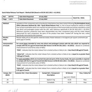 K&ouml;nnte beinhalten: Ein Dokument mit dem Titel "Quick Nickel Release Test Report" mit dem Logo von AnchorCert Analytical. Der Bericht beschreibt die Ergebnisse eines Nickel-Freisetzungstests, der an einer Probe eines Produkts durchgef&uuml;hrt wurde. Der Bericht enth&auml;lt das Datum, an dem die Arbeit gemeldet wurde, das Datum, an dem die Arbeit eingegangen ist, die Chargennummer, die verwendete Methode, die Ergebnisse, die Einheiten, die Interpretation der Ergebnisse sowie die Kundenreferenz und die Artikelbeschreibung. Der Bericht enth&auml;lt auch die Probenreferenz und die Komponentenbeschreibung, die Nickel-Freisetzung und ob die Probe den Test bestanden oder nicht bestanden hat.