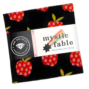 以下が含まれることがあります： 黒い背景に赤いリンゴと緑の葉の繰り返し模様が施された、12.7cm四方の生地の束。生地は「mystic fable」と「Ruby Star Society」と書かれた白いバンドで包まれています。