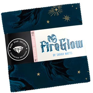 Może przedstawiać: Zestaw uroków z tkaniny od Ruby Star Society. Zestaw zawiera 42 kawałki tkaniny, każdy o wymiarach 12,7 cm kwadratu. Tkanina ma ciemnoniebieskie tło z wzorem gwiazd, skrzydeł smoka i złotych akcentów. Zestaw jest oznaczony "Fire Glow" autorstwa Sarah Watts.