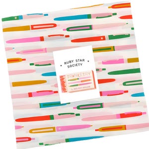 Puede incluir: Una hoja blanca con un patrón de bolígrafos coloridos, con bolígrafos rosas, rojos, verdes, azules y amarillos. Una pequeña tarjeta blanca con el texto "RUBY STAR SOCIETY" y "TRINKETRY" está colocada encima.