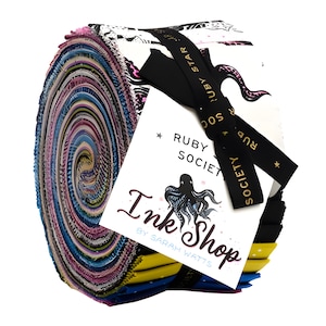 Könnte beinhalten: Ein gerolltes Bündel aus farbigen Stoffstreifen mit einer Vielzahl von Mustern und Farben. Das Bündel ist mit einem schwarzen Band und einem Etikett mit der Aufschrift "Ink Shop by Sarah Watts" und "Ruby Society" gebunden.