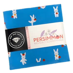 Peut inclure: Un paquet de carrés de tissu bleus avec des motifs de lapins blancs et de kakis. L'emballage porte l'inscription "PERSIMMON" et "RUBY STAR SOCIETY". Chaque carré mesure 12.7 cm.