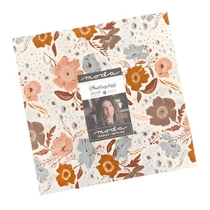 Puede incluir: Un conjunto de cuadrados de tela con un estampado floral en tonos melocotón, marrón y azul sobre un fondo crema. La tela está decorada con un patrón repetido de flores y hojas. Una etiqueta con el texto "moda" y "Kvellspring" está adjunta.
