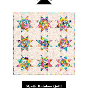Puede incluir: Un edredón colorido con un patrón de estrellas repetido. Cada estrella es un mosaico de colores vibrantes, incluyendo rosa, amarillo, azul y verde. El edredón está etiquetado como "Mystic Rainbow Quilt" e incluye tamaños para bebé, throw, twin, queen y king.