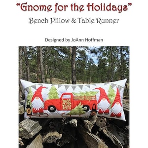 Könnte beinhalten: Dekoratives Sitzkissen und Tischläufer mit Weihnachtsmotiv. Das Kissen zeigt einen roten LKW mit einem Weihnachtsbaum, Zwergen und Laternen. Die fertige Größe beträgt ca. 40.6 x 96.5 cm.