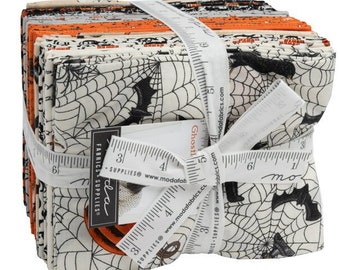 Saludos fantasmales de Deb Strain para Moda Fabrics, paquete Fat Quarter de 27 estampados para Halloween