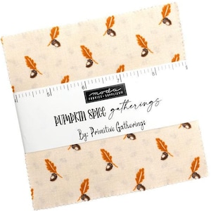 Op de afbeelding: Een beige vierkant van stof met een herhalend patroon van bruine bladeren en eikels. De stof is gelabeld met "Pumpkin Spice Gatherings by: Primitive Gatherings".