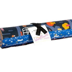 Puede incluir: Un rollo de tela con una variedad de patrones coloridos, incluyendo un patrón azul y blanco con estrellas, un patrón rosa y azul con una caravana y un patrón azul y amarillo con una escena de bosque. La tela está etiquetada como "Woodland Park" y "Star Society"