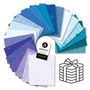 Könnte beinhalten: Eine Sammlung von 21 Fat Quarters aus Baumwollstoff, fächerförmig angeordnet, in verschiedenen Blau-, Lila- und Weißtönen mit geometrischen und floralen Mustern. Ein Etikett zeigt Andover, 21 fat quarters, 46 cm x 56 cm, 100% Baumwolle, Color Camp.