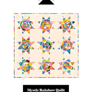 Puede incluir: Una colcha cuadrada con fondo color melocotón claro y nueve bloques en forma de estrella dispuestos en cuadrícula. Cada estrella está hecha de tiras de tela multicolor en tonos azul, rosa, amarillo, verde y naranja. El texto dice "ALEXIA MARCELLE ABEGG" y "Mystic Rainbow Quilt includes baby throw twin queen king".