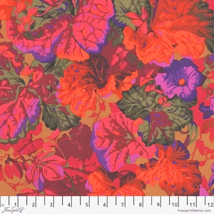 Puede incluir: Tela floral vibrante con un patrón repetido de grandes flores y hojas estilizadas. El diseño presenta tonos de rojo, naranja, morado y verde sobre un fondo beige. Una regla es visible en el borde inferior.