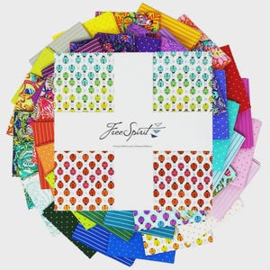 Puede incluir: Una colección de cuadrados de tela coloridos dispuestos en un patrón circular. Los cuadrados presentan varios diseños, incluyendo mariquitas, rayas y diseños florales. El centro muestra el logotipo "Free Spirit".