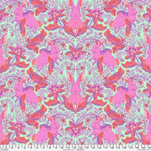 Pu&ograve; includere: Un motivo ripetitivo di conigli rosa in un design floreale. I conigli sono circondati da fiori e foglie rosa e arancioni su uno sfondo verde chiaro.