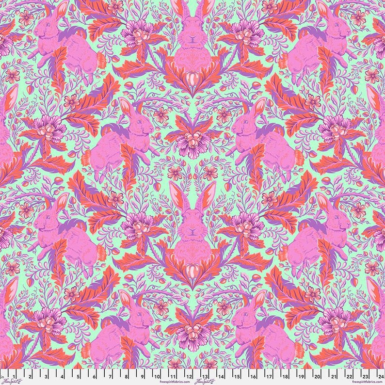 Pu&ograve; includere: Un motivo ripetitivo di conigli rosa in un design floreale. I conigli sono circondati da fiori e foglie rosa e arancioni su uno sfondo verde chiaro.