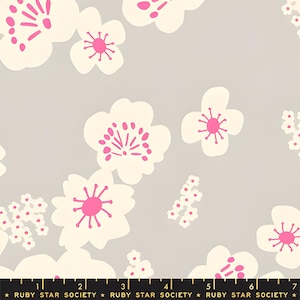 Puede incluir: Una tela con un patrón floral repetitivo. Grandes flores blancas con centros rosas están dispersas sobre un fondo gris claro. El texto "RUBY STAR SOCIETY" está impreso en la parte inferior.