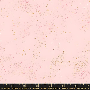 Könnte beinhalten: Ein hellrosa Stoff mit einem gesprenkelten Muster. Der Stoff weist goldene und rosa Flecken auf, die über die Oberfläche verstreut sind. Der Text "RUBY STAR SOCIETY" ist am unteren Rand des Stoffes aufgedruckt.