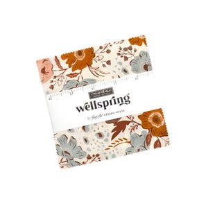 Puede incluir: Un conjunto de cuadrados de tela con un estampado floral en tonos naranja, marrón y azul sobre un fondo blanquecino. La tela está etiquetada como "wellspring" por Figgity Design House, con una regla impresa en el borde.