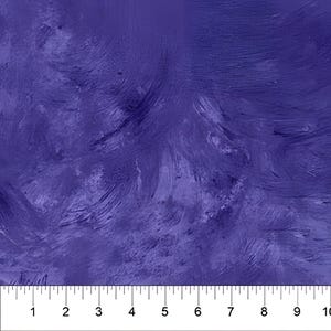 K&ouml;nnte beinhalten: Ein tiefvioletter Stoff mit einem strukturierten Pinselstrichmuster. Ein wei&szlig;es Lineal ist entlang der Unterkante positioniert und zeigt eine Skala von 25,4 cm, was einen klaren visuellen Anhaltspunkt f&uuml;r die Gr&ouml;&szlig;e des Musters bietet.