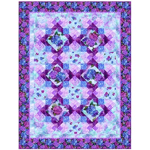 Puede incluir: Un edredón floral con un patrón repetido de flores de hortensias azules y moradas sobre un fondo azul claro y morado. El edredón tiene un borde de flores moradas y un patrón de diamantes.