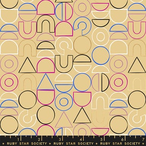 Puede incluir: Tela color beige con un patrón geométrico repetitivo de círculos, semicírculos, triángulos y otras formas en negro, blanco, azul, rosa y beige. El texto "RUBY STAR SOCIETY" está en la parte inferior.