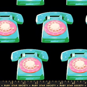 Op de afbeelding: Naadloos patroon met turquoise draaitelefoons met roze wijzerplaten op een zwarte achtergrond. De telefoons zijn in een herhalend patroon gerangschikt. De tekst "RUBY STAR SOCIETY" staat onderaan.