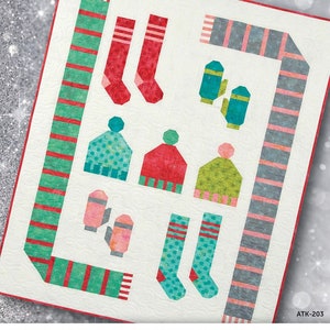 Könnte beinhalten: Ein Quiltmuster mit verschiedenen winterlichen Designs, darunter Hüte, Fäustlinge, Schals und Socken. Das Muster heißt "Frosty Fun" und stammt von Atkinson Designs. Die Musternummer lautet ATK-203.