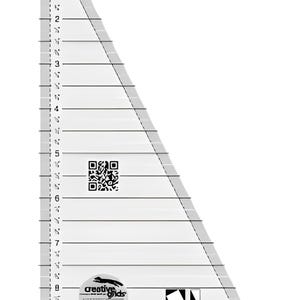 Op de afbeelding: Een doorzichtige, driehoekige quiltliniaal met metingen van 1 tot 9 inch. De liniaal heeft horizontale lijnen en een QR-code. Tekst bevat "creative grids" en "Perfect Rectangle". Ontworpen door Robin Long.