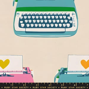 Puede incluir: Ilustración de tres máquinas de escribir vintage en verde azulado, rosa y verde azulado con teclas blancas. Cada máquina de escribir tiene una hoja de papel con forma de corazón. El texto "RUBY STAR SOCIETY" está en la parte inferior.