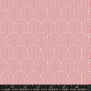 Puede incluir: Un patrón geométrico rosa y blanco con un diseño repetitivo de arcos. El patrón recuerda al estilo art déco.