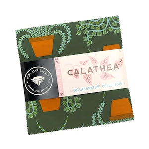 Könnte beinhalten: Ein Stoff-Charm-Pack mit einem botanischen Design. Der dunkelgrüne Stoff zeigt Terrakotta-Töpfe und Rankpflanzen. Das Pack enthält 42 Teile, die jeweils 12,7 cm messen. Das Etikett lautet "CALATHEA Collaborative Collection."