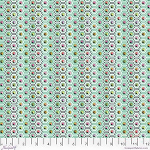 Könnte beinhalten: Geometrischer Stoff mit einem sich wiederholenden Muster aus farbenfrohen, dreidimensionalen Sechsecken in Grün-, Rosa-, Gelb- und Orangetönen. Die Sechsecke sind schwarz umrandet, was einen auffälligen Kontrast zum hellgrünen Hintergrund bildet. Der Stoff wird in Zentimetern gemessen.