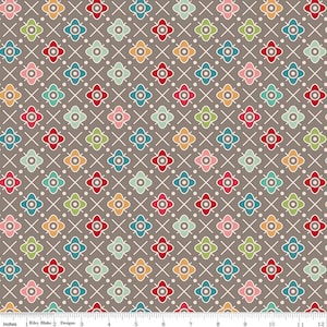 Peut inclure: Un tissu à motifs avec un motif floral répétitif dans les tons de rouge, rose, vert, bleu et orange. Les fleurs sont disposées sur un fond marron avec un motif quadrillé blanc et de petits points blancs. Le tissu est mesuré en centimètres.