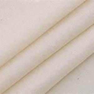 Op de afbeelding: Close-up van gevouwen, gebroken witte stof. De stof lijkt een natuurlijke vezel te zijn, mogelijk katoen of linnen, met een licht getextureerd oppervlak. De plooien creëren schaduwen en highlights.