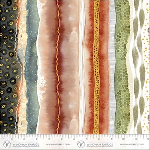 Puede incluir: Un panel de tela con un diseño de acuarela con rayas verticales en tonos marrón, verde y gris. El diseño incluye patrones texturizados, líneas punteadas y una línea amarilla ondulada. La tela está marcada con medidas en pulgadas en la parte inferior.