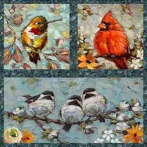 Peut inclure: Un panneau de tissu avec huit images carrées d'oiseaux colorés. Chaque oiseau est perché sur une branche avec des fleurs et du feuillage. Les oiseaux comprennent un merle bleu, un cardinal et d'autres oiseaux chanteurs. Le panneau a une bordure turquoise avec des motifs floraux.