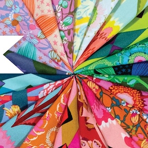 Op de afbeelding: Een waaier van kleurrijke stofstalen, gerangschikt in een cirkelvormig patroon. De stoffen tonen bloemen- en geometrische ontwerpen in tinten roze, paars, groen en blauw. Het woord "JUMPSTART" staat op een witte banner.