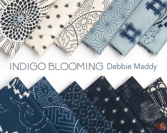 Paquete Indigo Blooming Fat Quarter de Debbie Maddy para Moda / 24 impresiones