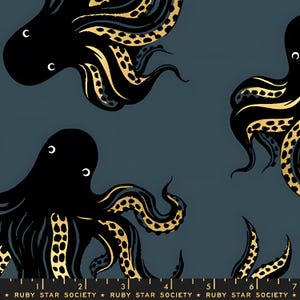 Puede incluir: Tela de color verde azulado oscuro con un patrón repetido de pulpos negros con tentáculos dorados. Cada pulpo tiene dos ojos blancos en forma de media luna. El texto "RUBY STAR SOCIETY" está en la parte inferior.