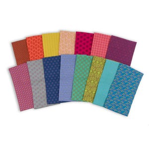 Puede incluir: Una colección de dieciséis muestras de tela rectangulares dispuestas en abanico. Cada pieza presenta un patrón distinto, incluyendo diseños florales, geométricos y de cuadros en una paleta vibrante de rojo, amarillo, rosa, morado, azul y verde.