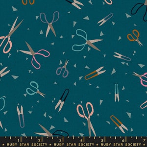 Puede incluir: Tela turquesa con un patrón repetitivo de tijeras de colores. Las tijeras son de varios tamaños y orientaciones. El fondo es de color turquesa oscuro.